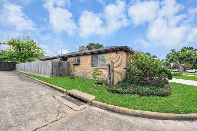 Building Photo - 3935 Heathersage Dr