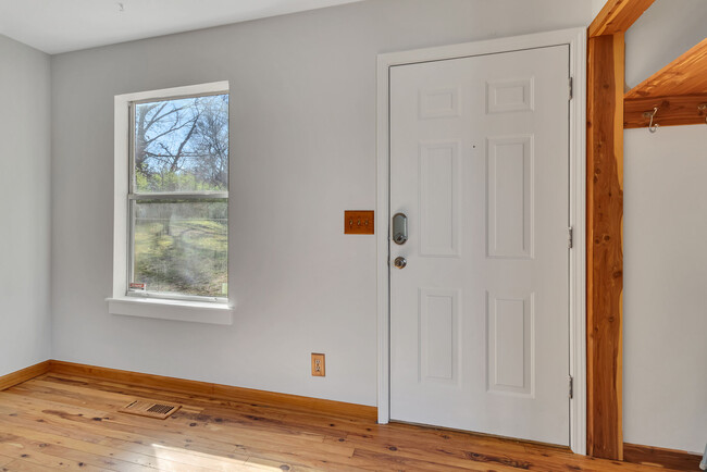 Building Photo - 2828 Airwood Dr