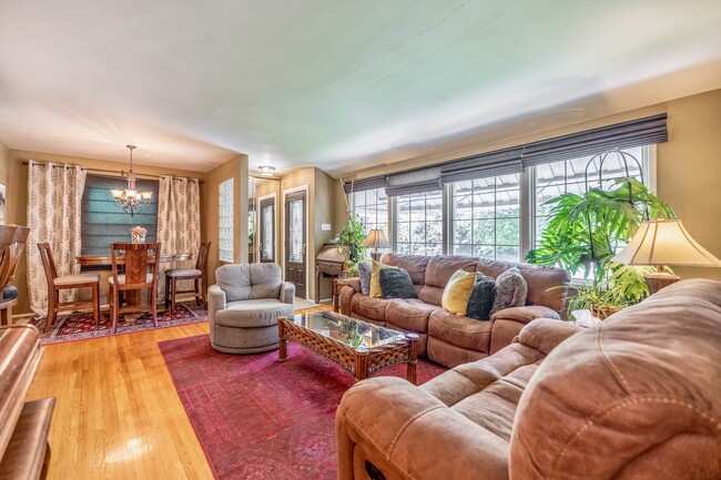 Building Photo - 2625 Assiniboine Cres