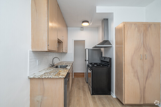 1BR, 1BA - 750SF - Kitchen - 238 N Clark Dr