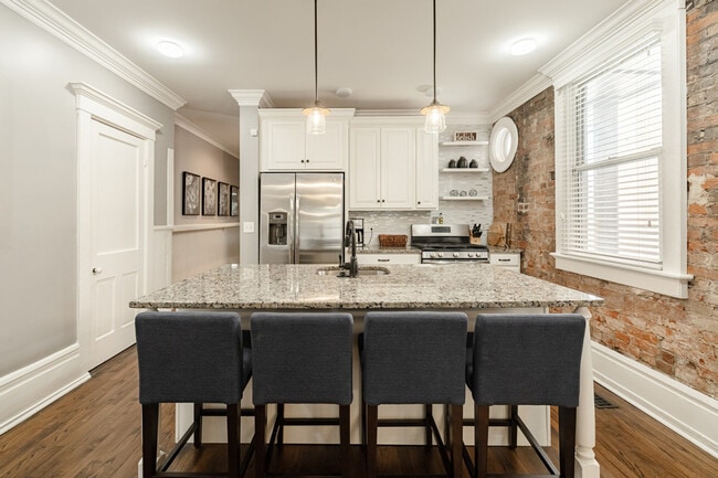 Building Photo - 2017 Elm St