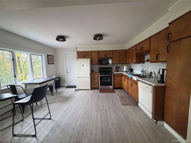 Building Photo - 75 Verbank Rd