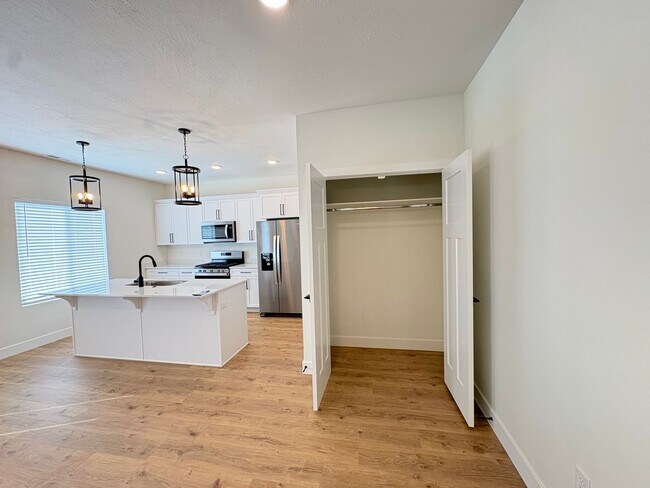 Building Photo - Brand New Home Avalible