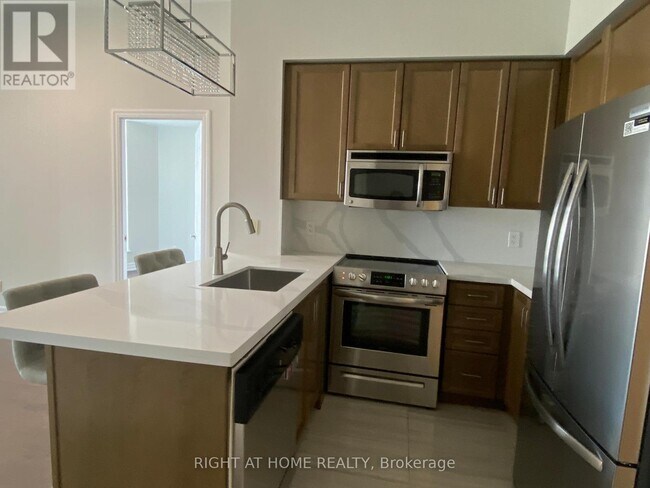 Building Photo - 8 Scollard St