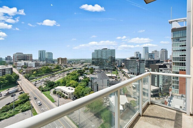 Foto del edificio - 700 12th Ave S