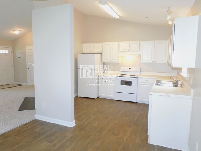 Building Photo - Beautiful 3BR/2BA Home in Southeast Greens...
