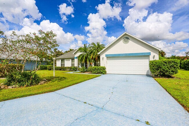 Building Photo - ***POOL HOME***GREAT LOCATION***QUIET FAMI...