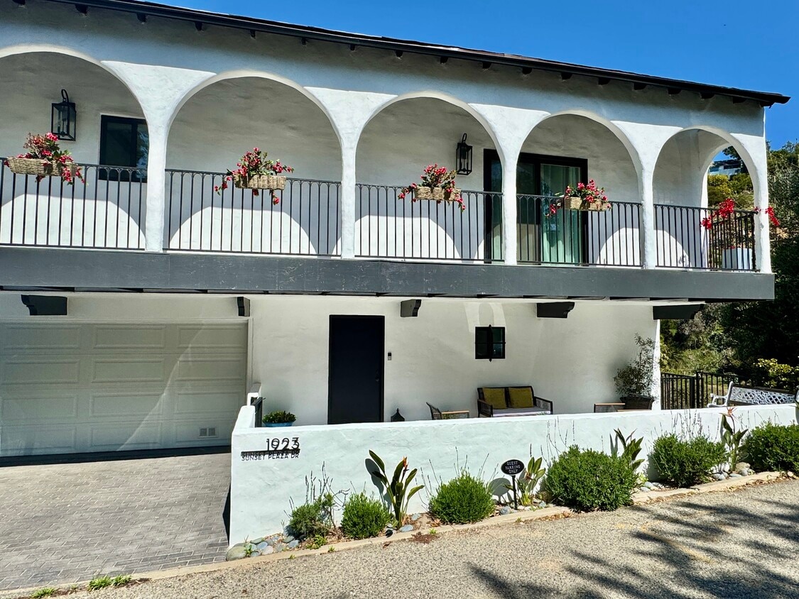 Foto principal - 1923 Sunset Plaza Dr
