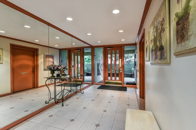 Building Photo - Light And Bright One Bedroom Condo In Oakl...