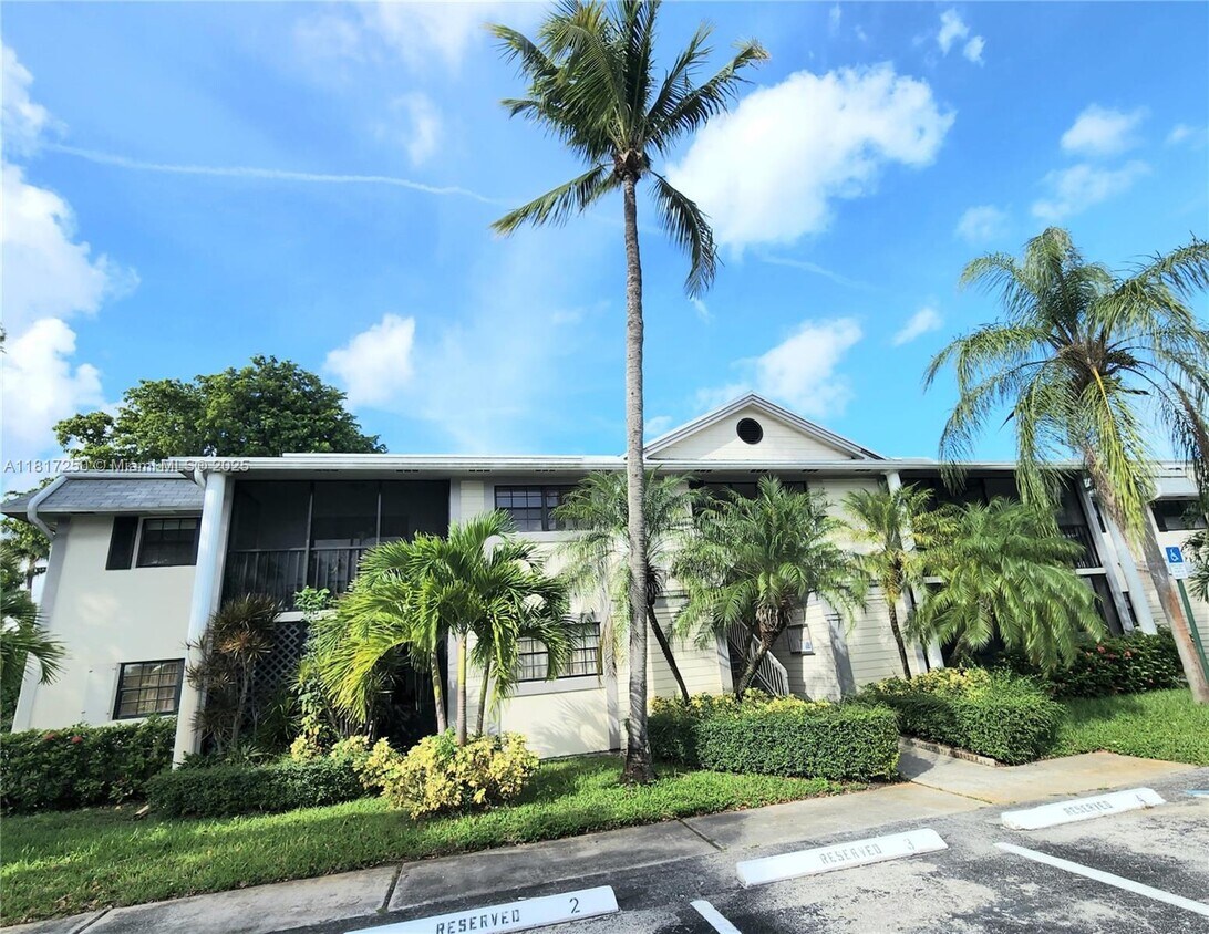Foto principal - 935 NE 199th St