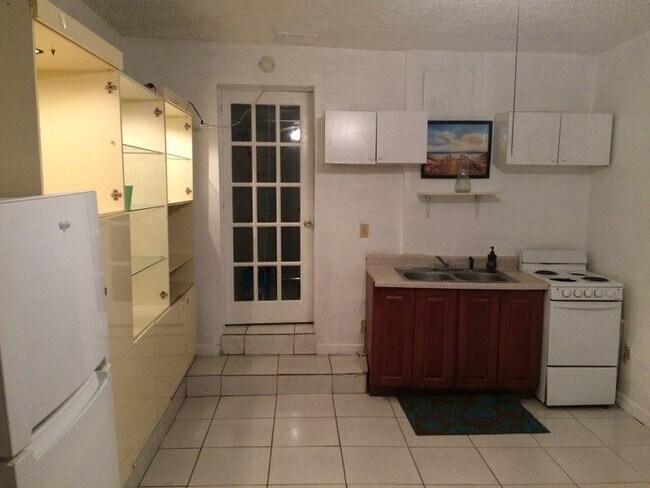 Foto del edificio - 19541 NW 7th Ct