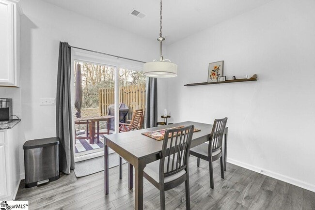 Foto del edificio - 329 Hartland Pl