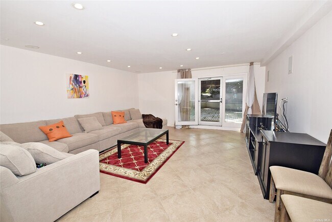 Foto del edificio - 100 Great Neck Rd