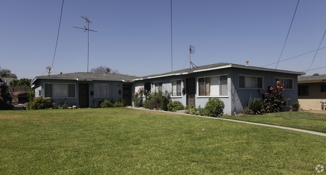 Foto principal - 462-478 W Ramona Dr