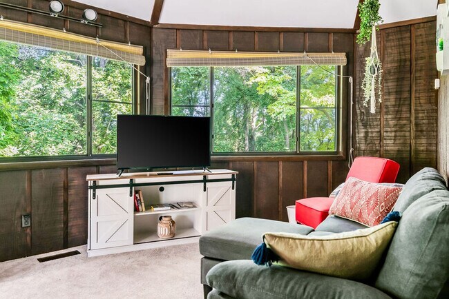 Foto del edificio - 325 Poplar Hill Ln