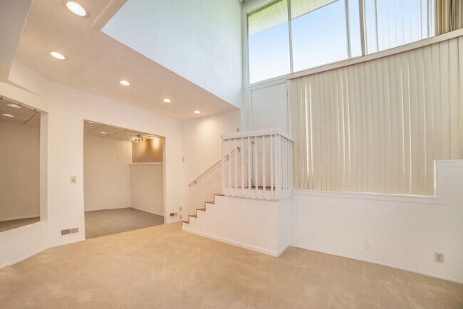 Building Photo - 735 Grace Ave