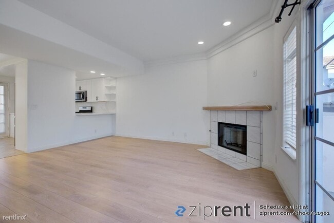 Building Photo - 3 br, 2.5 bath Townhome - 16008 La Salle A...