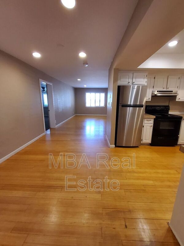 Building Photo - 2225 E Glenrosa Ave