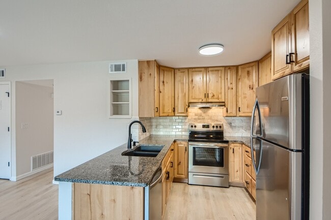 Building Photo - 697 Canyon Dr