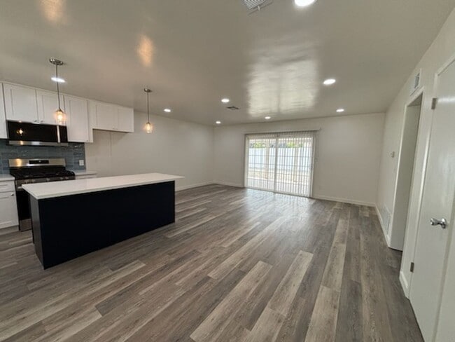 Foto del edificio - 5704 Wisteria Dr