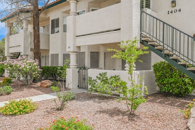 Foto del edificio - MOVE IN READY!! Fully Furnished Turn-key t...