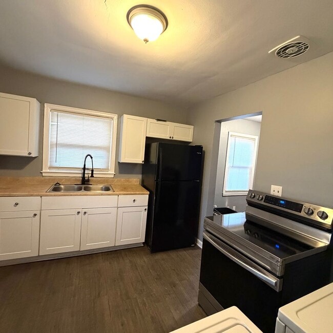 Building Photo - 553 Freeman Dr