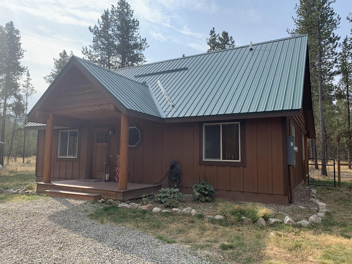757 Griz Ln, Marion, MT 59925 House Rental in Marion, MT