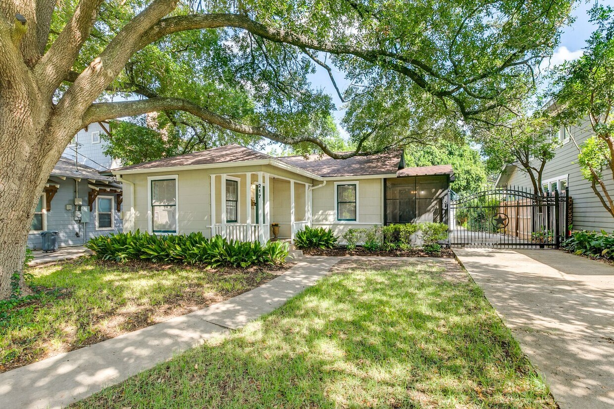 Foto principal - Charming Home in Alamo Heights ISD with Bo...