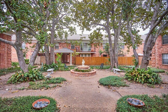 Foto del edificio - 2824 Briarhurst Dr