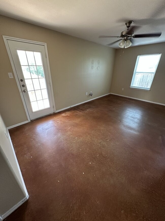 Building Photo - AVAILABLE NOW!