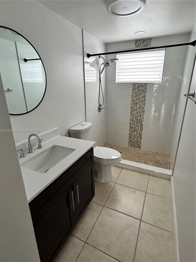 Building Photo - 9371 Fontainebleau Blvd