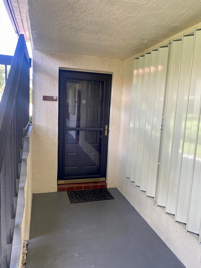 Foto del edificio - 451 SW South River Dr