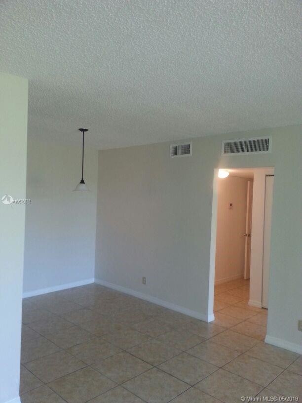 Foto del edificio - 4007 N University Dr