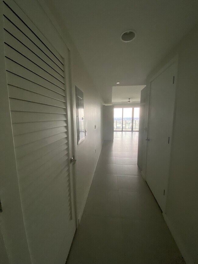 Building Photo - 1010 Brickell Ave