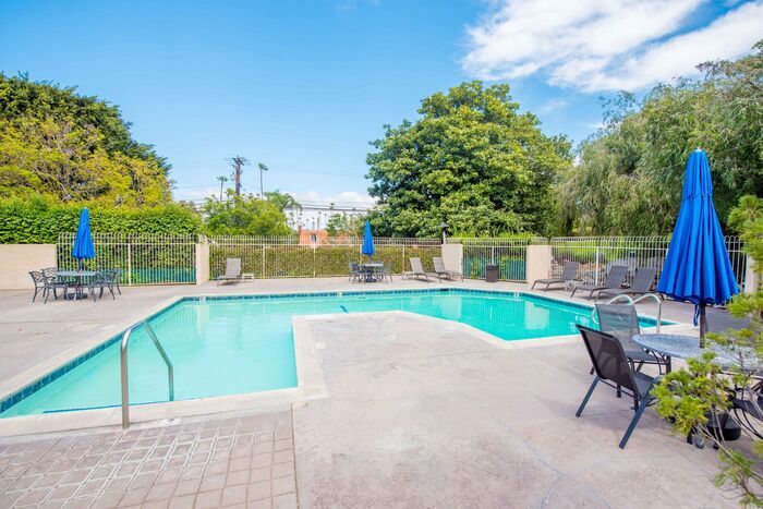 Building Photo - Charming 2 Bedroom, 2 and a half Bath Townhome in Huntington Beach!