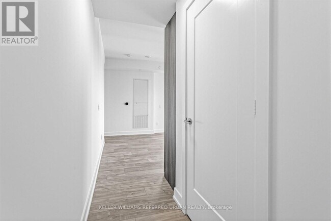 Photo du bâtiment - 60 Central Park Roadway