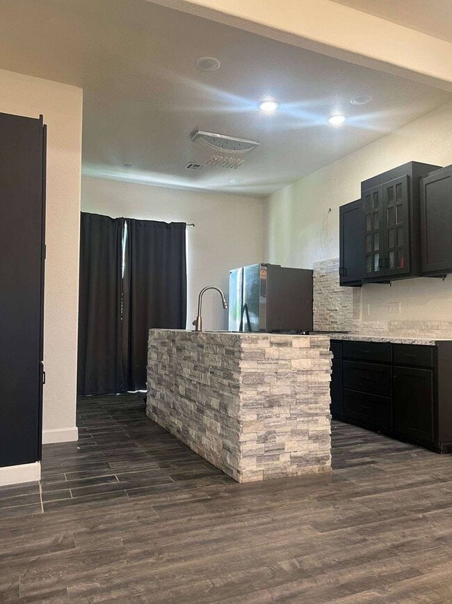 Building Photo - COMING SOON: BEAUTIFUL MODERN 2 BEDROOM / 1 BATHROOM WITH FENCED IN YARD CLOSE TO HOSPITALS IN JO...
