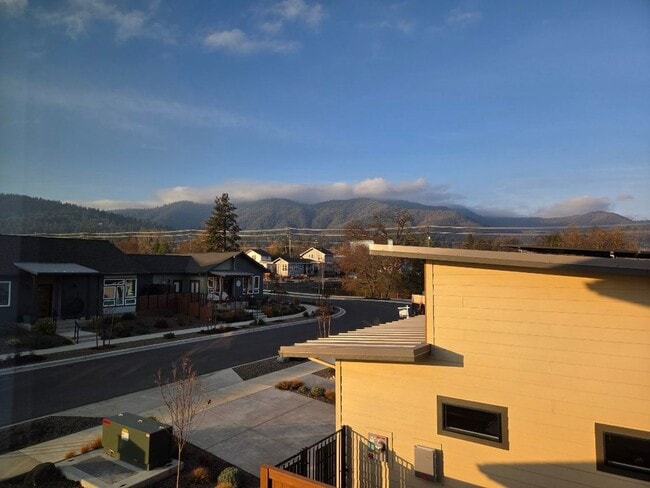 Building Photo - New Apartment in Central Ashland Location | Available Now!