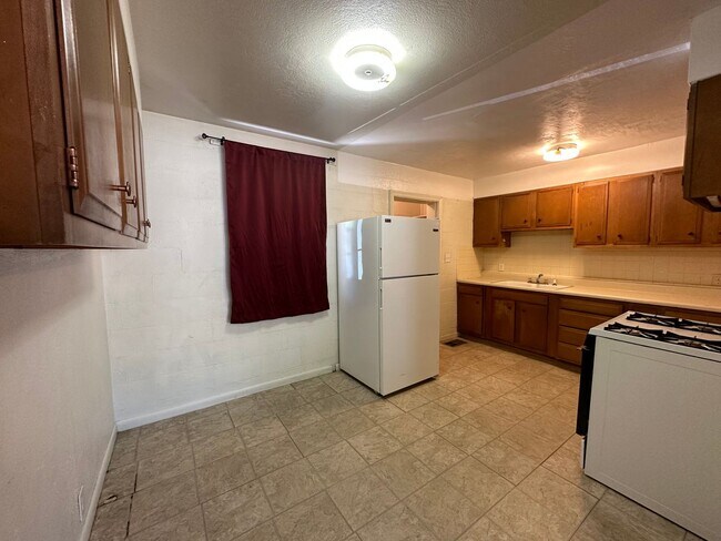 Building Photo - Centrally located 2-bedroom 1 bathroom dup...