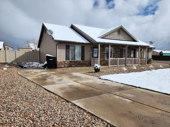 Building Photo - Charming 2-bedroom, 1-bathroom Duplex