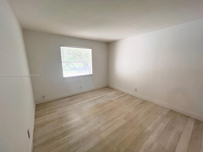 Foto del edificio - 5510 Lakewood Cir N