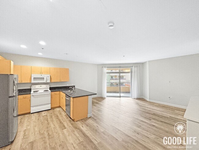 Foto del edificio - Stylish 1BD/1BA Condo in Cortez Hill with Balcony, In-Unit W/D & Pool Views