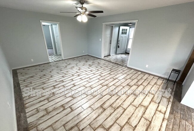 Building Photo - 635 W Hillcrest Dr