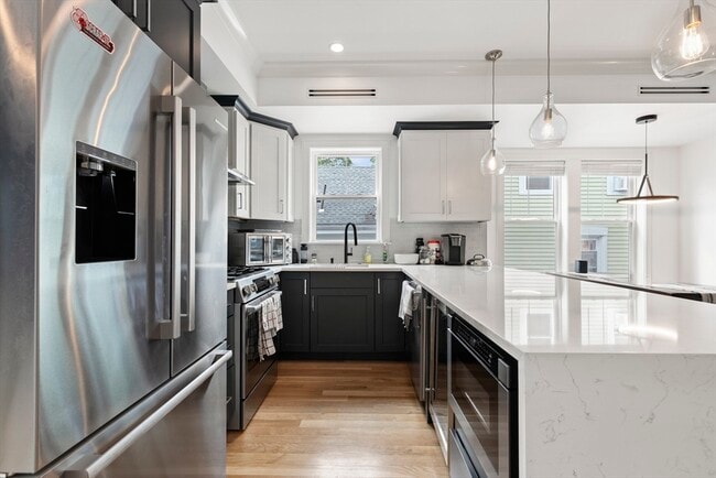 Building Photo - 10 Hallet St