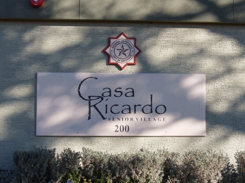 Foto del edificio - 200 W Yoakum Ave