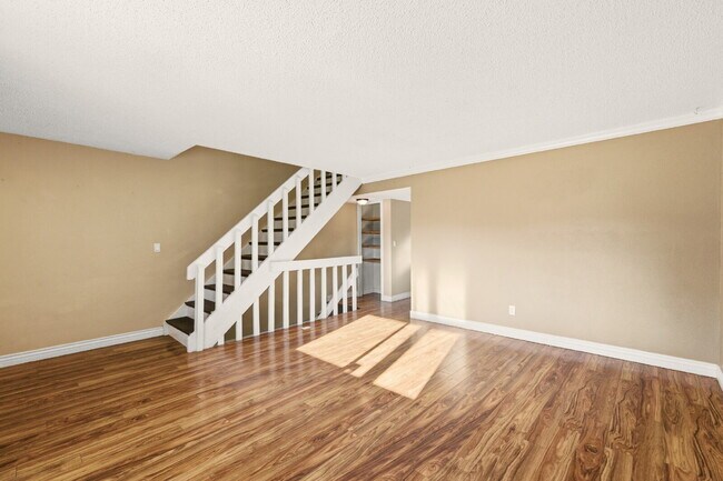 Foto del edificio - Charming 3 Bedroom Townhomes at Rockrimmon