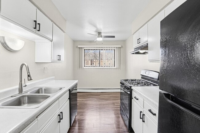 Building Photo - Country Chalet