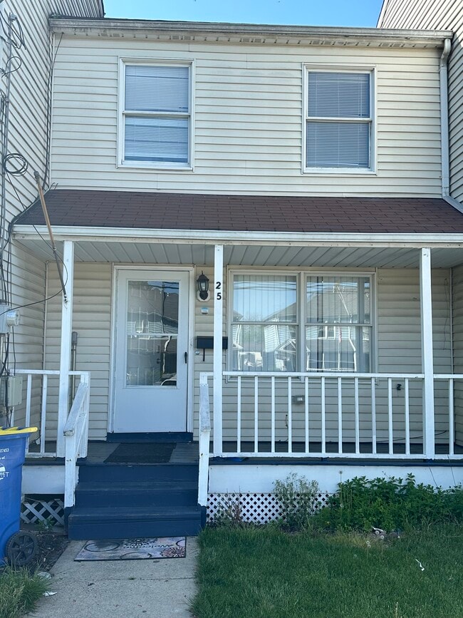 Private Porch & BIG Fenced Backyard - 25 Chatham St