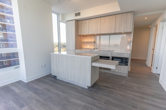 Building Photo - 28-1028 Ann St