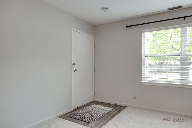 Foto del edificio - 142 E Winchester Rd